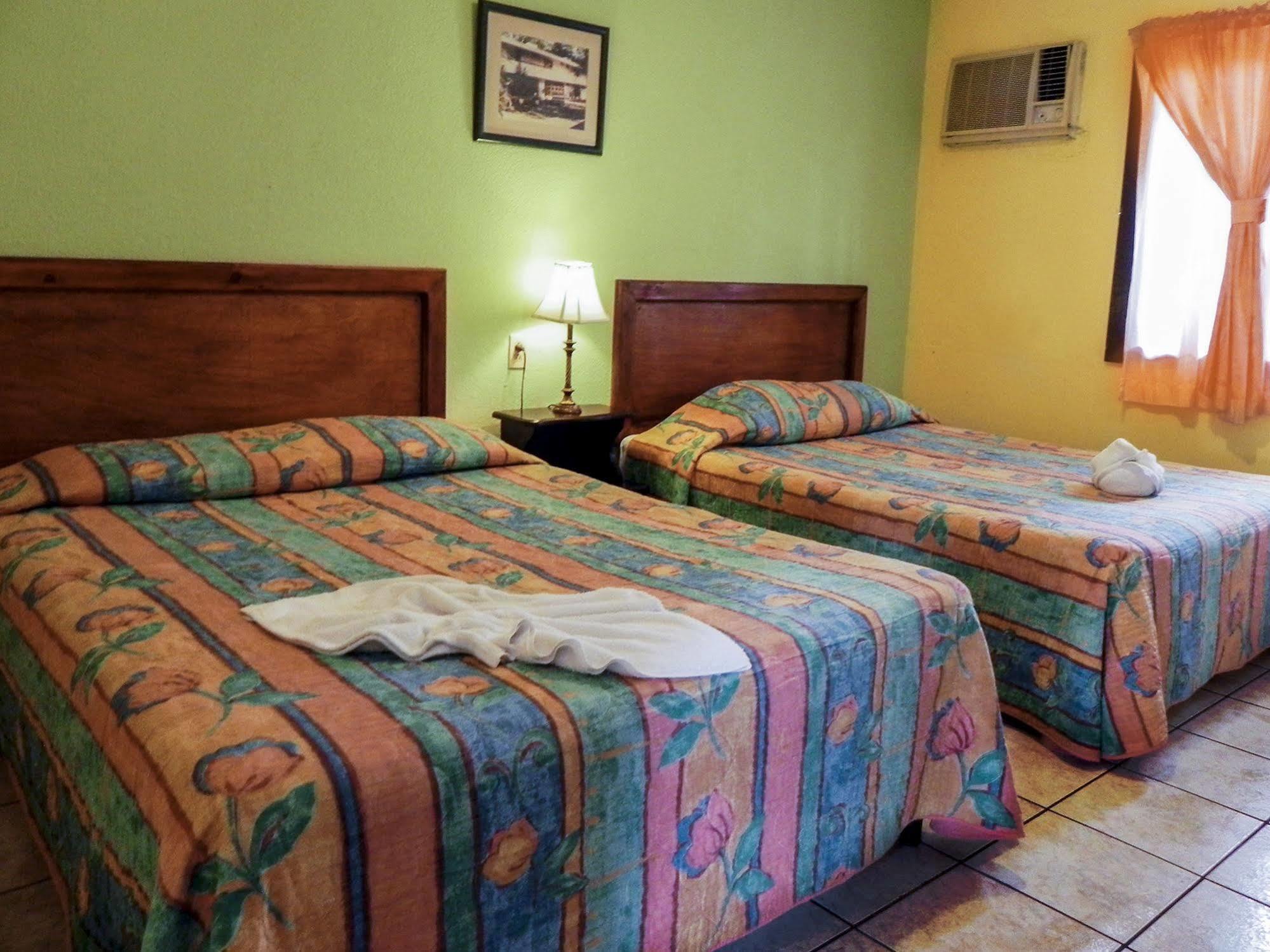 Hotel Puerto Libre Puerto Barrios Eksteriør bilde